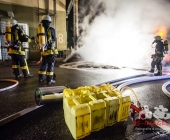 Gebäudebrand in einer Ölpresserei - Feuerwehr im Großaufgebot - Sonderfahrzeuge aus Stuttgart angefordert