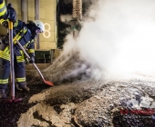 Gebäudebrand in einer Ölpresserei - Feuerwehr im Großaufgebot - Sonderfahrzeuge aus Stuttgart angefordert