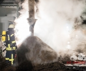 Gebäudebrand in einer Ölpresserei - Feuerwehr im Großaufgebot - Sonderfahrzeuge aus Stuttgart angefordert