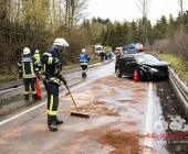 Golf kommt ins schleudern kracht in LKW - mehrere hundert Liter an Diesel verteilen sich über die Fahrbahn