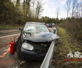 Golf kommt ins schleudern kracht in LKW - mehrere hundert Liter an Diesel verteilen sich über die Fahrbahn