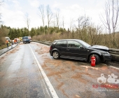 Golf kommt ins schleudern kracht in LKW - mehrere hundert Liter an Diesel verteilen sich über die Fahrbahn