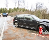Golf kommt ins schleudern kracht in LKW - mehrere hundert Liter an Diesel verteilen sich über die Fahrbahn