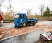 Golf kommt ins schleudern kracht in LKW - mehrere hundert Liter an Diesel verteilen sich über die Fahrbahn