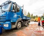 Golf kommt ins schleudern kracht in LKW - mehrere hundert Liter an Diesel verteilen sich über die Fahrbahn