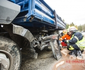 Golf kommt ins schleudern kracht in LKW - mehrere hundert Liter an Diesel verteilen sich über die Fahrbahn