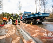 Golf kommt ins schleudern kracht in LKW - mehrere hundert Liter an Diesel verteilen sich über die Fahrbahn
