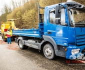 Golf kommt ins schleudern kracht in LKW - mehrere hundert Liter an Diesel verteilen sich über die Fahrbahn