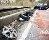 Golf kommt ins schleudern kracht in LKW - mehrere hundert Liter an Diesel verteilen sich über die Fahrbahn