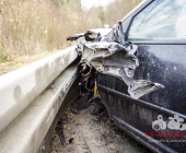 Golf kommt ins schleudern kracht in LKW - mehrere hundert Liter an Diesel verteilen sich über die Fahrbahn