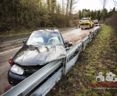 Golf kommt ins schleudern kracht in LKW - mehrere hundert Liter an Diesel verteilen sich über die Fahrbahn