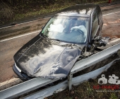 Golf kommt ins schleudern kracht in LKW - mehrere hundert Liter an Diesel verteilen sich über die Fahrbahn