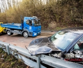 Golf kommt ins schleudern kracht in LKW - mehrere hundert Liter an Diesel verteilen sich über die Fahrbahn