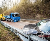 Golf kommt ins schleudern kracht in LKW - mehrere hundert Liter an Diesel verteilen sich über die Fahrbahn