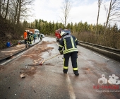 Golf kommt ins schleudern kracht in LKW - mehrere hundert Liter an Diesel verteilen sich über die Fahrbahn