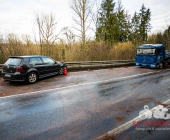 Golf kommt ins schleudern kracht in LKW - mehrere hundert Liter an Diesel verteilen sich über die Fahrbahn