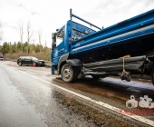 Golf kommt ins schleudern kracht in LKW - mehrere hundert Liter an Diesel verteilen sich über die Fahrbahn