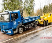 Golf kommt ins schleudern kracht in LKW - mehrere hundert Liter an Diesel verteilen sich über die Fahrbahn