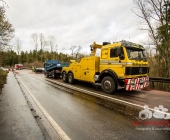 Golf kommt ins schleudern kracht in LKW - mehrere hundert Liter an Diesel verteilen sich über die Fahrbahn