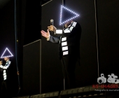 Deichkind bringen die Besucher der Schleyerhalle zum ausrasten