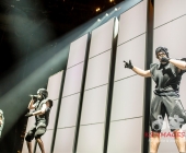 Deichkind bringen die Besucher der Schleyerhalle zum ausrasten