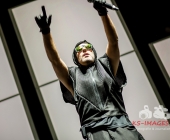 Deichkind bringen die Besucher der Schleyerhalle zum ausrasten