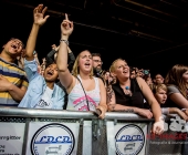Deichkind bringen die Besucher der Schleyerhalle zum ausrasten