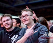 Deichkind bringen die Besucher der Schleyerhalle zum ausrasten