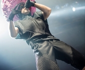 Deichkind bringen die Besucher der Schleyerhalle zum ausrasten