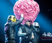 Deichkind bringen die Besucher der Schleyerhalle zum ausrasten