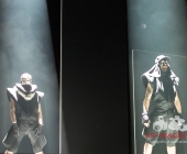 Deichkind bringen die Besucher der Schleyerhalle zum ausrasten