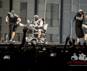 Deichkind bringen die Besucher der Schleyerhalle zum ausrasten