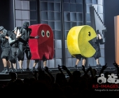 Deichkind bringen die Besucher der Schleyerhalle zum ausrasten