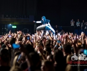 Deichkind bringen die Besucher der Schleyerhalle zum ausrasten