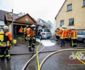 PKW fängt Feuer in einer Einzelgarage - Feuerwehr hat Probleme bei den Löscharbeiten da das Fahrzeug groß im Vergleich zur kompakten Garage ist