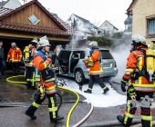 PKW fängt Feuer in einer Einzelgarage - Feuerwehr hat Probleme bei den Löscharbeiten da das Fahrzeug groß im Vergleich zur kompakten Garage ist
