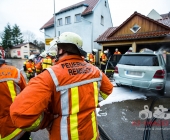 PKW fängt Feuer in einer Einzelgarage - Feuerwehr hat Probleme bei den Löscharbeiten da das Fahrzeug groß im Vergleich zur kompakten Garage ist