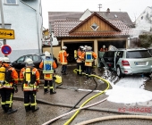 PKW fängt Feuer in einer Einzelgarage - Feuerwehr hat Probleme bei den Löscharbeiten da das Fahrzeug groß im Vergleich zur kompakten Garage ist