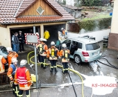 PKW fängt Feuer in einer Einzelgarage - Feuerwehr hat Probleme bei den Löscharbeiten da das Fahrzeug groß im Vergleich zur kompakten Garage ist