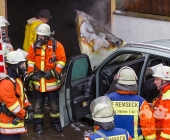 PKW fängt Feuer in einer Einzelgarage - Feuerwehr hat Probleme bei den Löscharbeiten da das Fahrzeug groß im Vergleich zur kompakten Garage ist