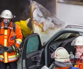 PKW fängt Feuer in einer Einzelgarage - Feuerwehr hat Probleme bei den Löscharbeiten da das Fahrzeug groß im Vergleich zur kompakten Garage ist