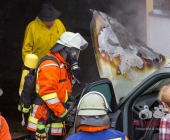 PKW fängt Feuer in einer Einzelgarage - Feuerwehr hat Probleme bei den Löscharbeiten da das Fahrzeug groß im Vergleich zur kompakten Garage ist