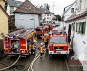PKW fängt Feuer in einer Einzelgarage - Feuerwehr hat Probleme bei den Löscharbeiten da das Fahrzeug groß im Vergleich zur kompakten Garage ist