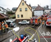 PKW fängt Feuer in einer Einzelgarage - Feuerwehr hat Probleme bei den Löscharbeiten da das Fahrzeug groß im Vergleich zur kompakten Garage ist