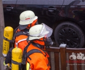 PKW fängt Feuer in einer Einzelgarage - Feuerwehr hat Probleme bei den Löscharbeiten da das Fahrzeug groß im Vergleich zur kompakten Garage ist