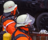 PKW fängt Feuer in einer Einzelgarage - Feuerwehr hat Probleme bei den Löscharbeiten da das Fahrzeug groß im Vergleich zur kompakten Garage ist