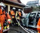 PKW fängt Feuer in einer Einzelgarage - Feuerwehr hat Probleme bei den Löscharbeiten da das Fahrzeug groß im Vergleich zur kompakten Garage ist
