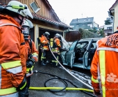 PKW fängt Feuer in einer Einzelgarage - Feuerwehr hat Probleme bei den Löscharbeiten da das Fahrzeug groß im Vergleich zur kompakten Garage ist