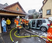 PKW fängt Feuer in einer Einzelgarage - Feuerwehr hat Probleme bei den Löscharbeiten da das Fahrzeug groß im Vergleich zur kompakten Garage ist