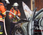 PKW fängt Feuer in einer Einzelgarage - Feuerwehr hat Probleme bei den Löscharbeiten da das Fahrzeug groß im Vergleich zur kompakten Garage ist